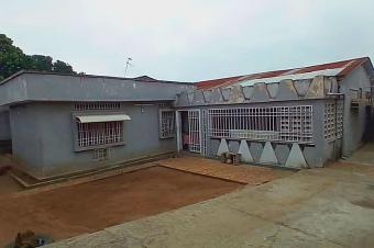 Mise en vente dun domaine priv de 500m dot dune maison basse des 5 Chambres y compris 2 annexes studios. Situ  Ngaliema BinzaDelvaux