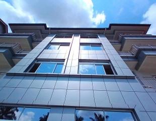 Mise en vente d'un domaine privé de 400m², doté d'un superbe bâtiment de R+3, ayant 7 Appartements identiques des 2 Chambres. Situé à Ngaliema, Binza-Macampagne