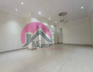 Mise en location d'un magnifique appartement spacieux au rez-de-chaussée d'un immeuble de R+2 avec une terrasse au rooftop offrant une vue imprenable. Situé à Ngaliema, Binza-Okapi