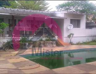Mise en location d'une grande propriété privée, dotée d'une belle maison basse des 4 chambres, piscine pétillante. Située à Ngaliema, périphérie du Palais des Marbres