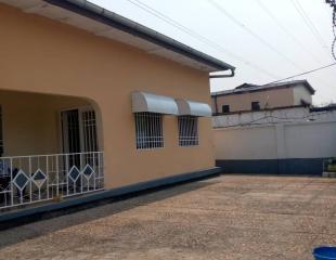 Mise en location de toute la parcelle, dotée d'une belle maison basse des 3 Chambres. Située à Ngaliema, Basoko-GB