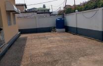 Mise en location de toute la parcelle, dotée d'une belle maison basse des 3 Chambres. Située à Ngaliema, Basoko-GB mediacongo