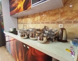 LOCATION: APPARTEMENT NEUF DE 3 CHAMBRES MEUBLÉ SUR KINSHASA-GOMBE