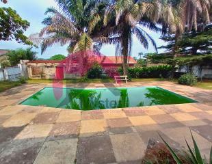 Mise en location d'une grande propriété privée, dotée d'une maison basse avec 4 Chambres, annexe, piscine, jardin. Située à Ngaliema, périphérie du Palais des Marbres