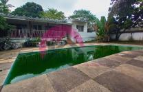 Mise en location d'une grande propriété privée, dotée d'une maison basse avec 4 Chambres, annexe, piscine, jardin. Située à Ngaliema, périphérie du Palais des Marbres mediacongo
