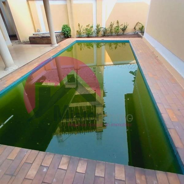 Mise en vente dune proprit de 750m dote dune maison basse des 4 Chambres piscine jardin. Situe  Gombe rive gauche sur la voie principale