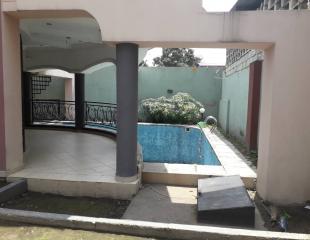875 mètre carré en vente sur l'usage à Gombe avec une maison habitable de 4 ch et piscine 2.000.000 dollars à discuter