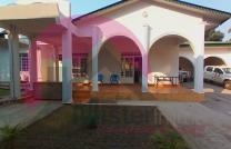 Mise en location d'une grande propriété privée, dotée d'une maison basse rénovée des 3Ch, annexe, jardin, paillotte, garage. Située à Ngaliema, Basoko-GB mediacongo