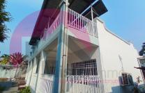 Belle villa, dotée d'un bâtiment de R+1 avec 4 CH, terrasse au rooftop, garage. Située à Gombe mediacongo