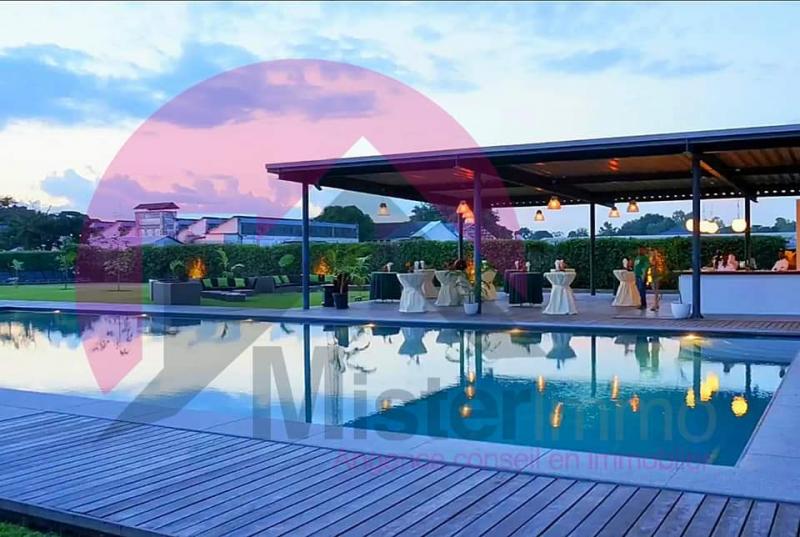 Belle villa dote dun magnifique btiment de R1 avec 3 ch piscine prive jardin priv. Idalement situ  Ngaliema Concession UTEXAFRICA