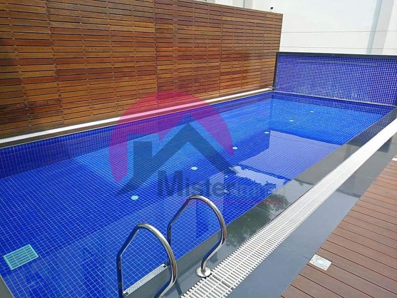 Somptueuse villa de R1 y compris une terrasse prive au rooftop couvrant la surface du btiment avec vue sur le fleuve. Idalement situe  Gombe dans une concession moderne 