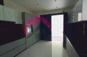 Somptueuse villa de R1 y compris une terrasse prive au rooftop couvrant la surface du btiment avec vue sur le fleuve. Idalement situe  Gombe dans une concession moderne 