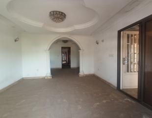Bel appartement spacieux des 3 ch. Situé à Basoko-GB, près de la route principale