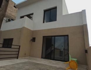 Belle villa de 274m², dotée d'une grande maison de R+1 moderne, nouvellement construite avec 4 CH. Située à Ngaliema, près du Centre Ville