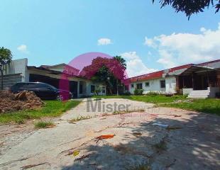 Opportunité d'achat d'une grande propriété de 1.376.71m², dotée d'une grande maison basse des 5ch + plusieurs annexes. Idéalement située à Gombe