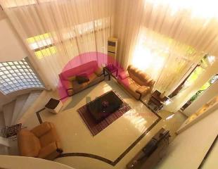 Somptueuse villa, dotée d'une belle maison de R+1 avec 3ch, bureau, piscine, jardin, dans une concession moderne avec diverses prestations. Située à Ngaliema, Binza-Pigeon