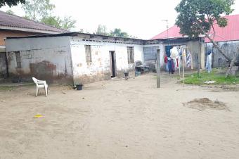 Belle parcelle de 14m sur 17m dote dune maison basse des 3 chambres. Idalement situe  Ngaliema BinzaPigeon dans un bel emplacement