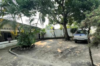 Grande parcelle de 20m sur 35m dote dune maison basse de 10m sur 21m avec 3 vaste Ch. Situe  Ngaliema BinzaMacampagne sur la route principale donnant sur deux avenues