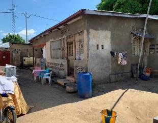 Devenez propriétaire d'une parcelle de 9m sur 16m, dotée d'un bâtiment maison basse type locataires des 2ch identiques. Située à Mont-Ngafula/mundabi, 2è parcelle avec la route