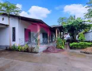 Belle villa reposante pas de vis à vis, dans un emplacement très accessible et discret, dotée d'une grande maison basse qui distribue 3CH, bureau, paillote, etc. Située à Gombe