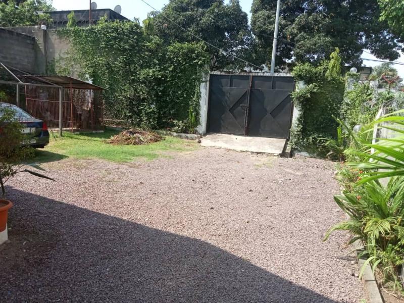 Parcelle de 16msur30  vendre  Mac campagne 250000 dollars  discuter avec une maison de 2ch 