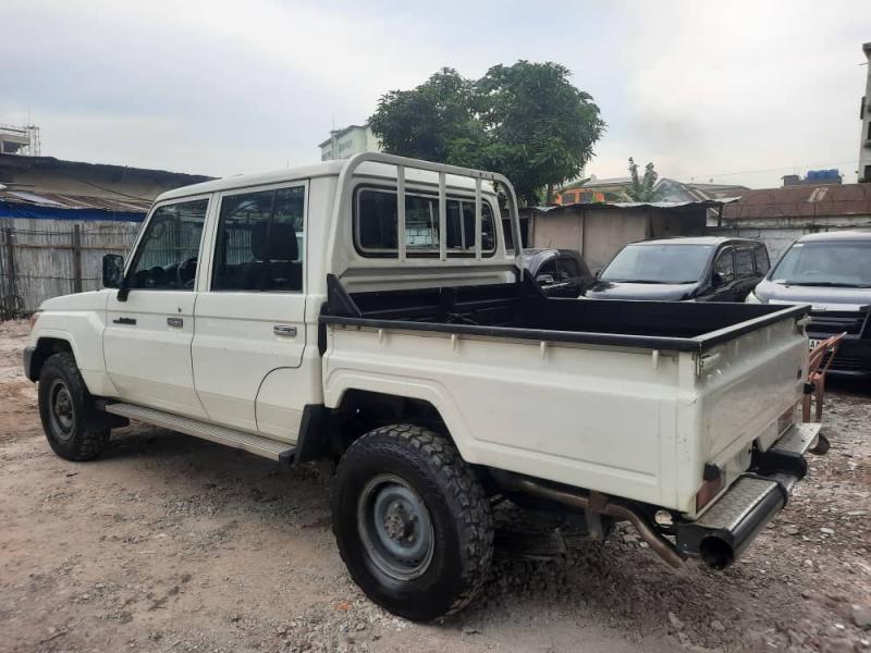 TOYOTA LAND CRUISER DOUBLE CABINE DIESEL  VENDRE AVEC FAIBLE KILOMTRAGE 