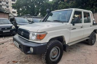 TOYOTA LAND CRUISER DOUBLE CABINE DIESEL  VENDRE AVEC FAIBLE KILOMTRAGE 