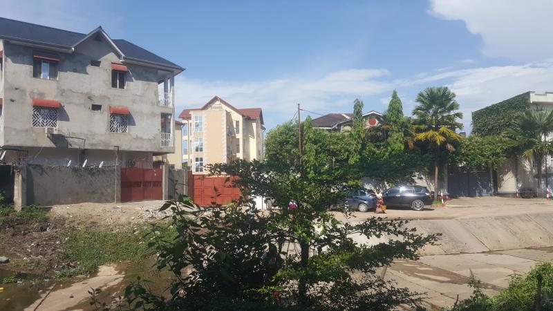 Vente des parcelles dans une concession  KINTAMBO prs de CONGO RIVER et CHANIMETAL  10 sec du macadam. Dimensions 85m16m 15m20m 2020 2025  Dtails sur description