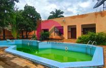 Belle villa s'ouvrant sur deux avenues bétonnées, dotée d'une maison basse type coloniale ayant 2 vastes chambres. Située à Ngaliema, Binza-Macampagne mediacongo