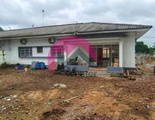 Une villa reposante de 20m sur 25m, dotée d'une grande maison basse type coloniale totalement rénovée et contenant 3 vastes chambres. Située à Ngaliema, Binza-Macampagne