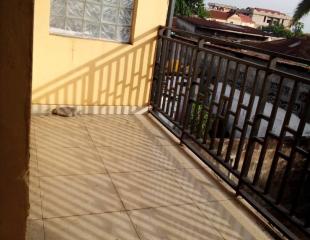 Maison en vente composé 3 chambre salon cuisine 2 sdbin magasin prix 150.000$ à discuter dans la commune Ngiri-Ngiri avenue ingende la maison est en étage mesure 7,50m/25 cloucture