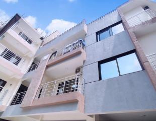 Superbe appart contenant 2 vastes CH autonomes, dans un magnifique bâtiment de R+2 y compris une belle terrasse au rooftop avec une vue dégagée. Situé à Gombe rive gauche