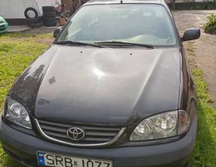 Vente d'une Toyota Avensis. Volant normal. Boîte de vitesse manuelle. Prix de vente : 5.500$ à discuter.