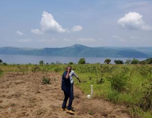 Terrain à vendre dans la commune de Maluku, Vue sur le fleuve Congo. Dimensions 20×20 Prix 11.000$ discutable légèrement