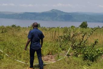 Terrain  vendre dans la commune de Maluku Vue sur le fleuve Congo. Dimensions 2020 Prix 11.000 discutable lgrement