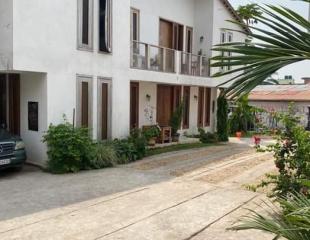 Superbe appart qui distribue 3 vastes CH, dans une concession avec diverses prestations (piscine, salle de sport, salle de cinéma, etc) Situé à Ngaliema, Binza-Macampagne