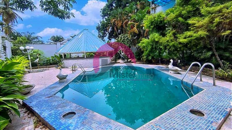 Grande villa reposante en location dote dun magnifique btiment de R1 qui distribue 5CH piscine paillote. Situe  Gombe proximit de Royal