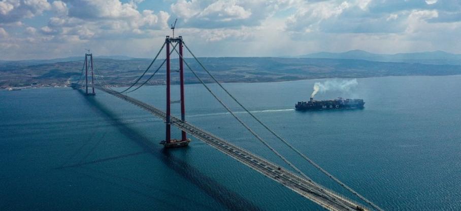 La Turquie a inauguré vendredi le plus long pont suspendu au monde, construit au-dessus du détroit des Dardanelles (nord-ouest), frontière naturelle entre l'Europe et l'Asie