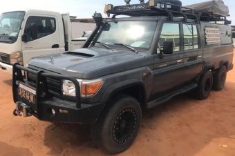 Offre spciale mise en vente dune Jeep Toyota Land Cruiser 2022 V8 6x6 5 portires diesel manuelle sans plaque dimmatriculation avec 89Km 