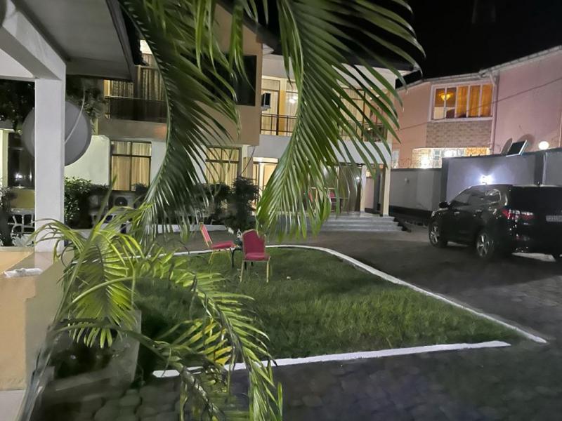 Belle villa reposante de 25m sur 35m dote dun superbe btiment de R1 qui distribue 7 vastes CH magnifique jardin paillote etc. Situe  Ngaliema BinzaUPN rue asphalte 