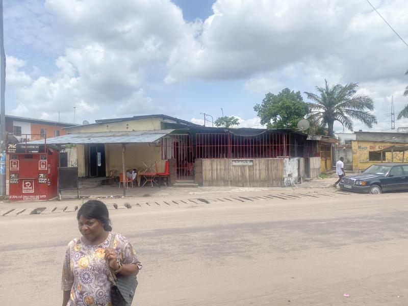 Description de la vente   PARCELLE  VENDRE SUR LA ROUTE PRINCIPALE DE BANDAL ADOULA EN FACE DE LGLISE MANGEMBO SUR LAVENUE BULA 1  LA PARCELLE A UNE FORME TRAPZODALE  