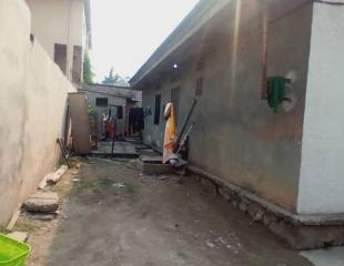 VENTE: PARCELLE DE 300m² AVEC MAISON BASSE DE 4 CHAMBRES SUR KINSHASA-GB