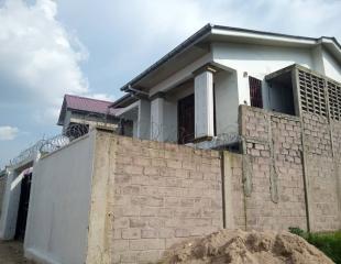 NGALIEMA/UPN/PIGEON Réf. KANANGA: PARCELLE EN VENTE 20m×15m avec une maison de Deux appartements dont 3 ch Chacun. Voir la Description