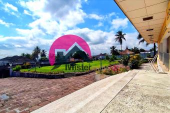 Un vritable havre de paix au coeur de Ngaliema en location un magnifique domaine aphrodisiaque offrant une vue panoramique sur Fleuve Congo dote des 2 maisons basses avec 10CH