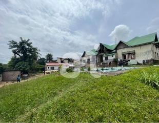 VENTE: GRANDE PROPRIETE DE 3055m² AVEC BÂTISSE A RÉNOVER DONNANT SUR UNE ROUTE ASPHALTÉE À KINSHASA-NGALIEMA