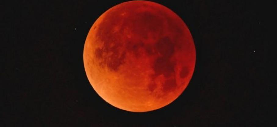Une spectaculaire éclipse lunaire rouge
