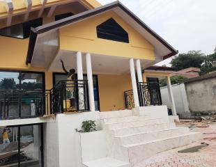 Belle villa de 17m sur 25m, dotée d'une grande maison basse construction récente (clef en main) qui distribue 4 vastes CH + cave. Située à Ngaliema, Binza-Macampagne