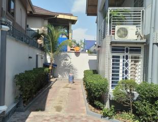 OFFRE EXCELLENTE AU CENTRE VILLE, GB/GOMBE !!! Jolie villa de 4grandes chambres + 4salles de bain. Réf : Rond-point Safricas. Prix de vente : 500.000$ à discuter.