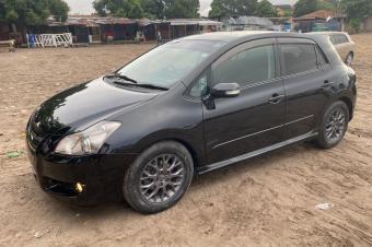 TOYOTA BLADE NOIR  TRES BON ETAT  A KINSHASA 5800 USD NEGOCIABLE