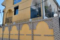 Opportunité d'investissement, l'achat d'une propriété de 16m sur 22m, dotée d'un magnifique bâtiment de R+1 construction récente et ayant 8 apparts. Située à Limeté Résidentiel  immobilier_vente_location